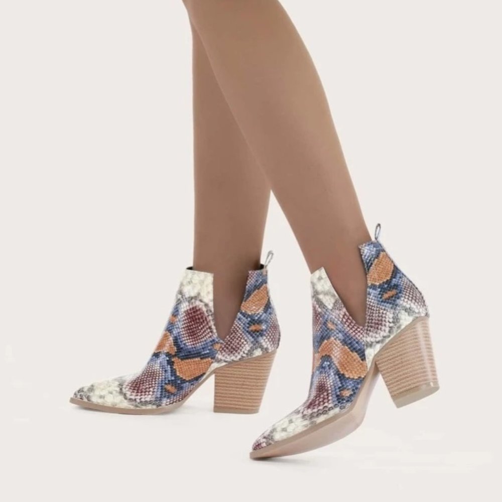 V-Cut Snake Pattern Boots - Picture 4 of 7